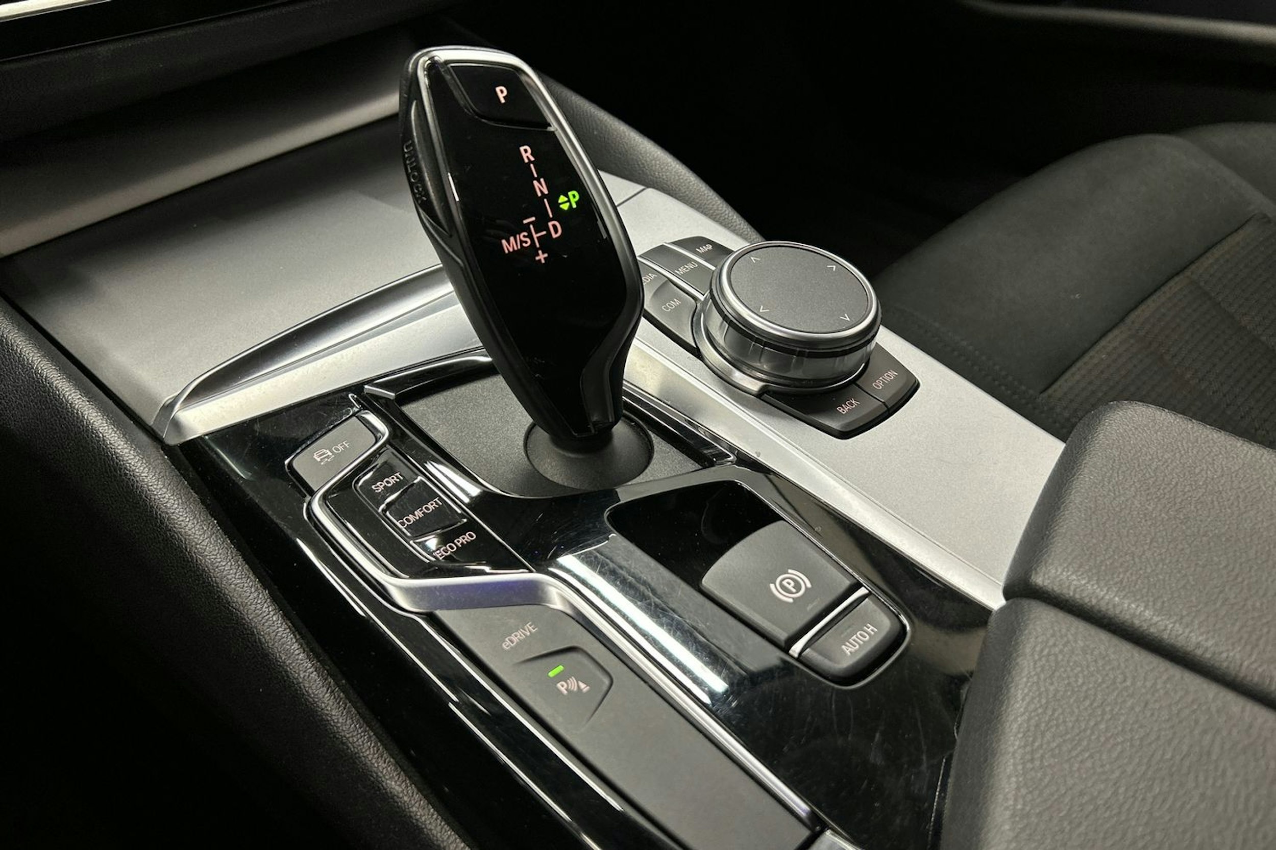 musta BMW 530 2020 kuva 30.