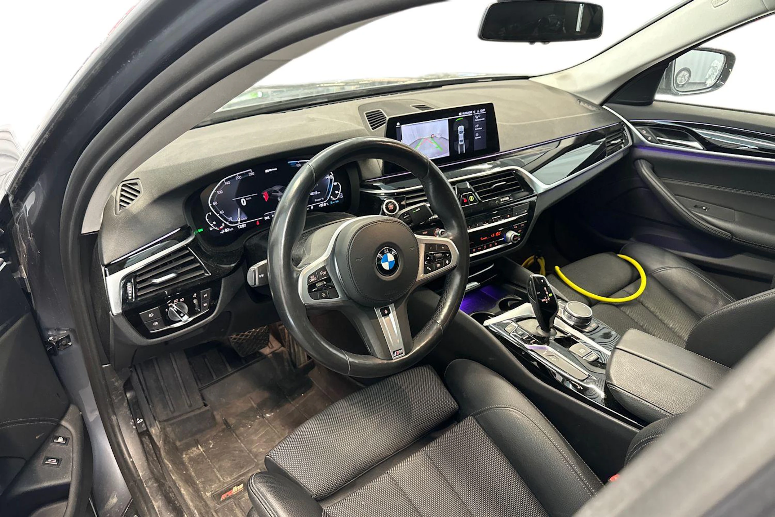 sininen BMW 530 2019 kuva 3.