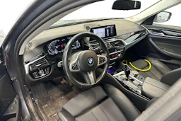 sininen BMW 530 2019 kuva 3.