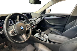 sininen BMW 530 2020 kuva 6.