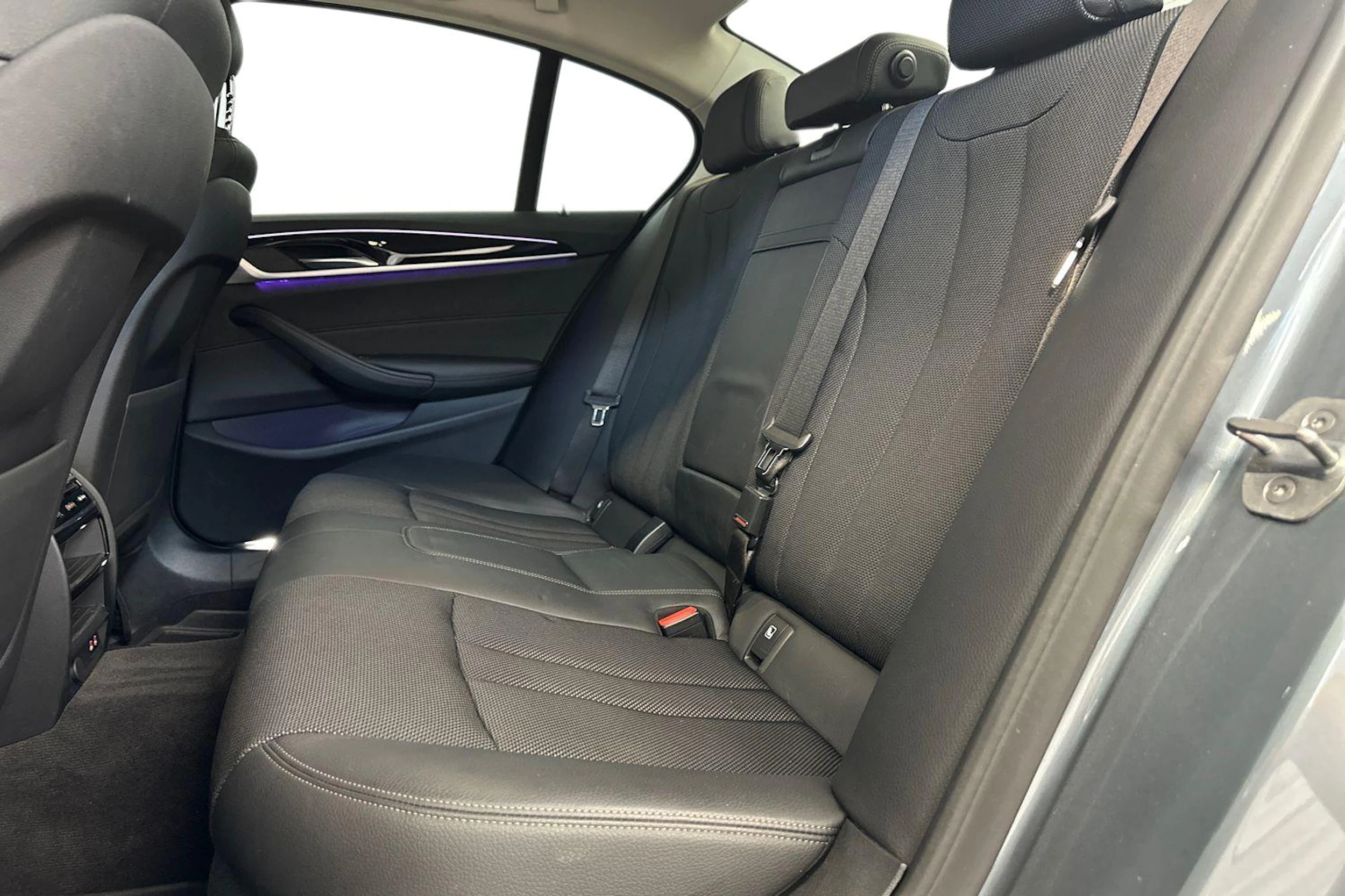 sininen BMW 530 2020 kuva 8.