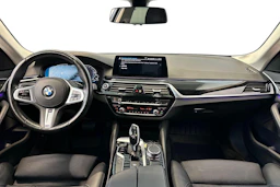 sininen BMW 530 2020 kuva 9.