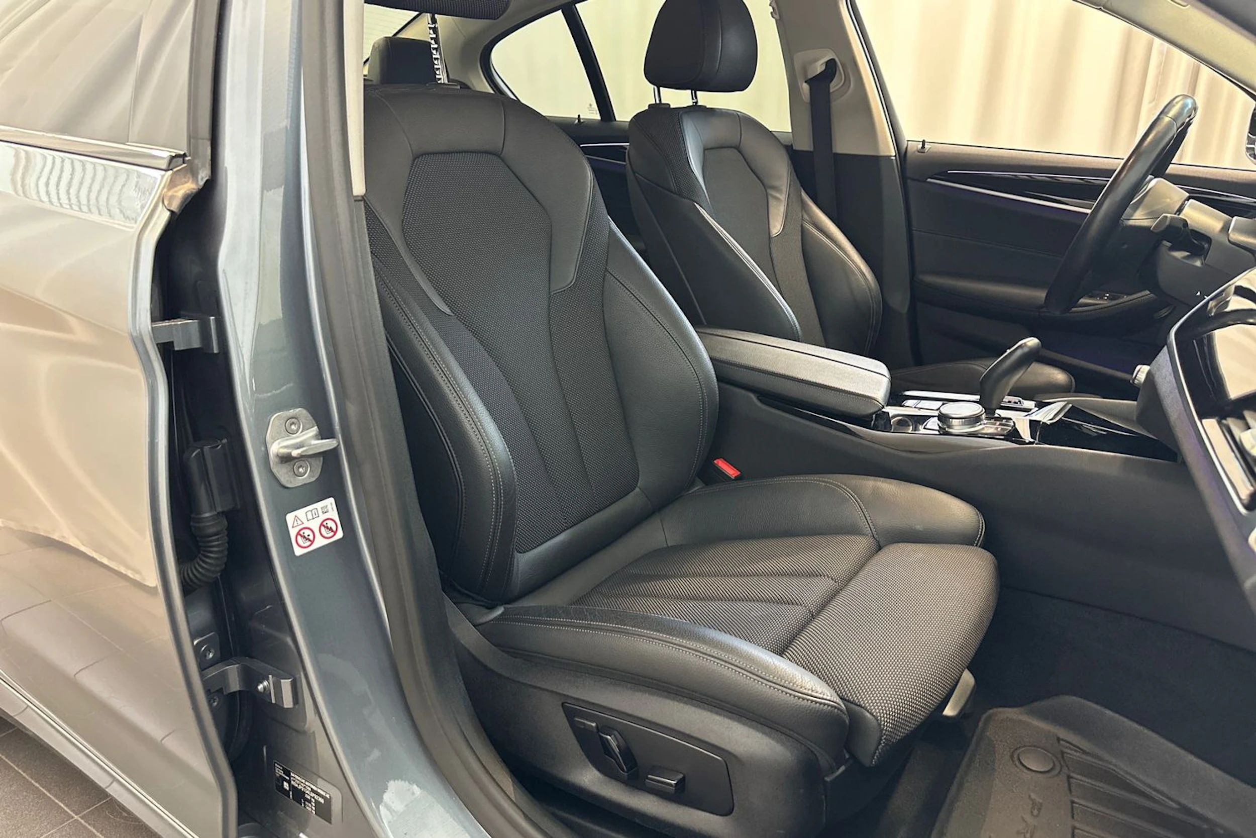 sininen BMW 530 2020 kuva 11.