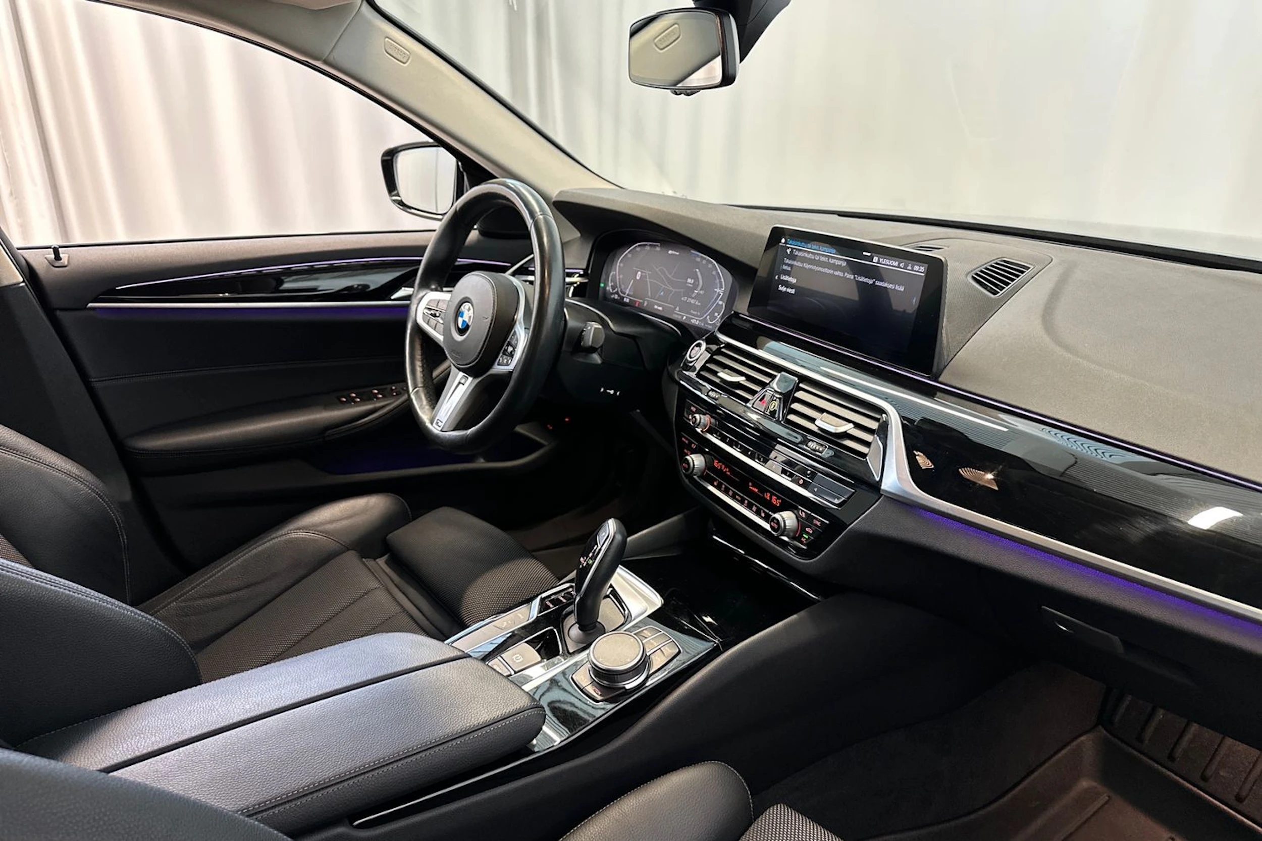 sininen BMW 530 2020 kuva 12.