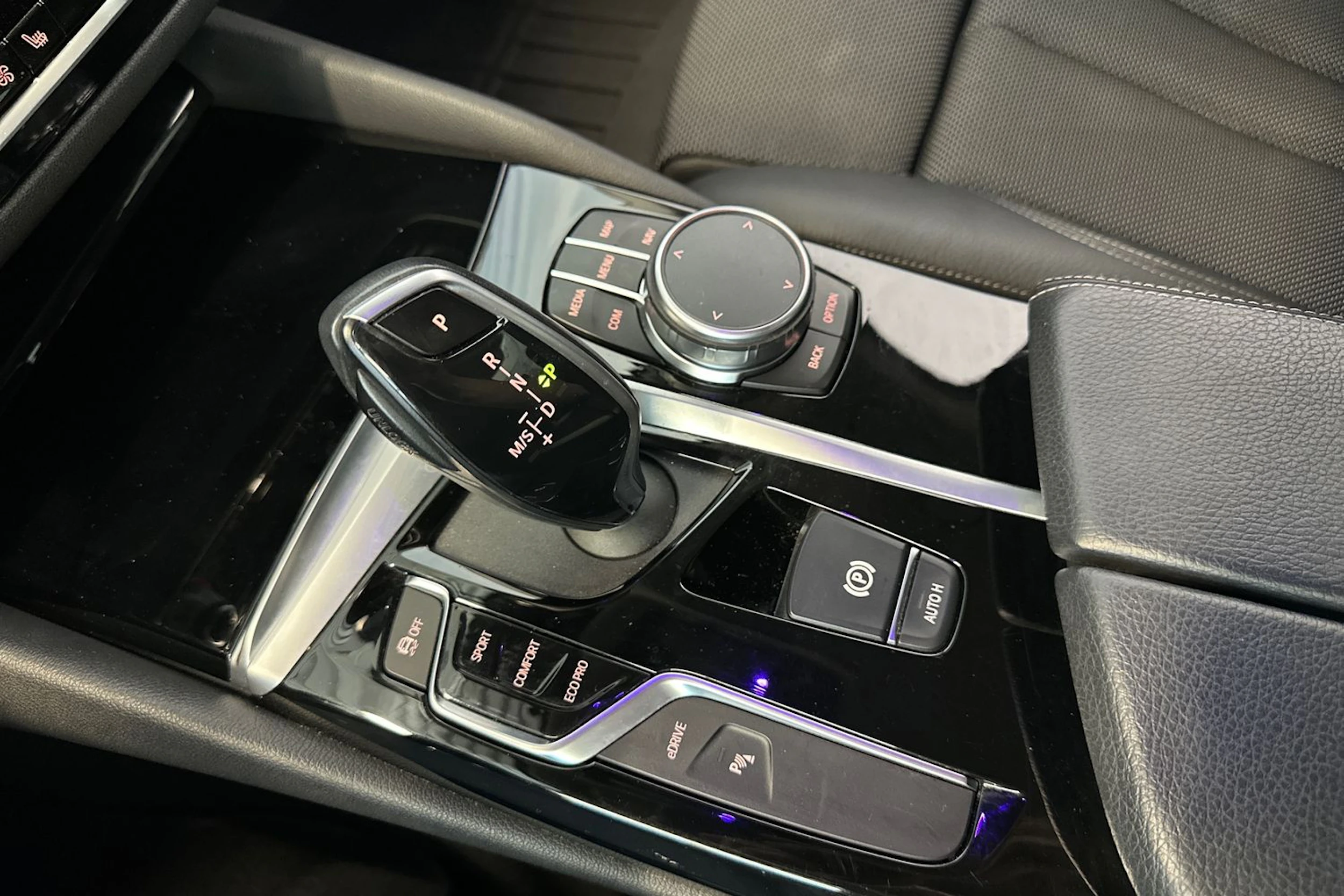 sininen BMW 530 2020 kuva 21.