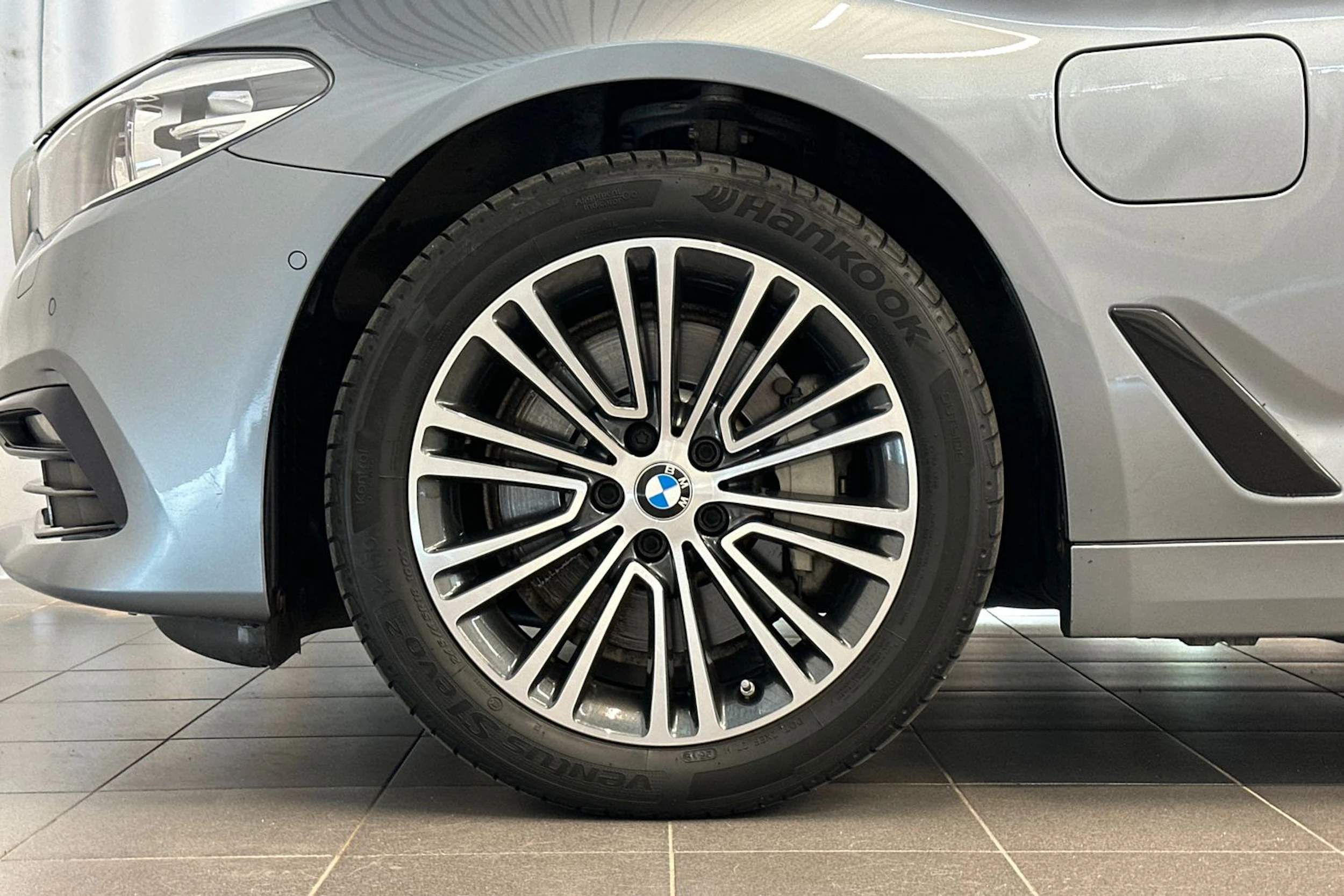 sininen BMW 530 2020 kuva 28.