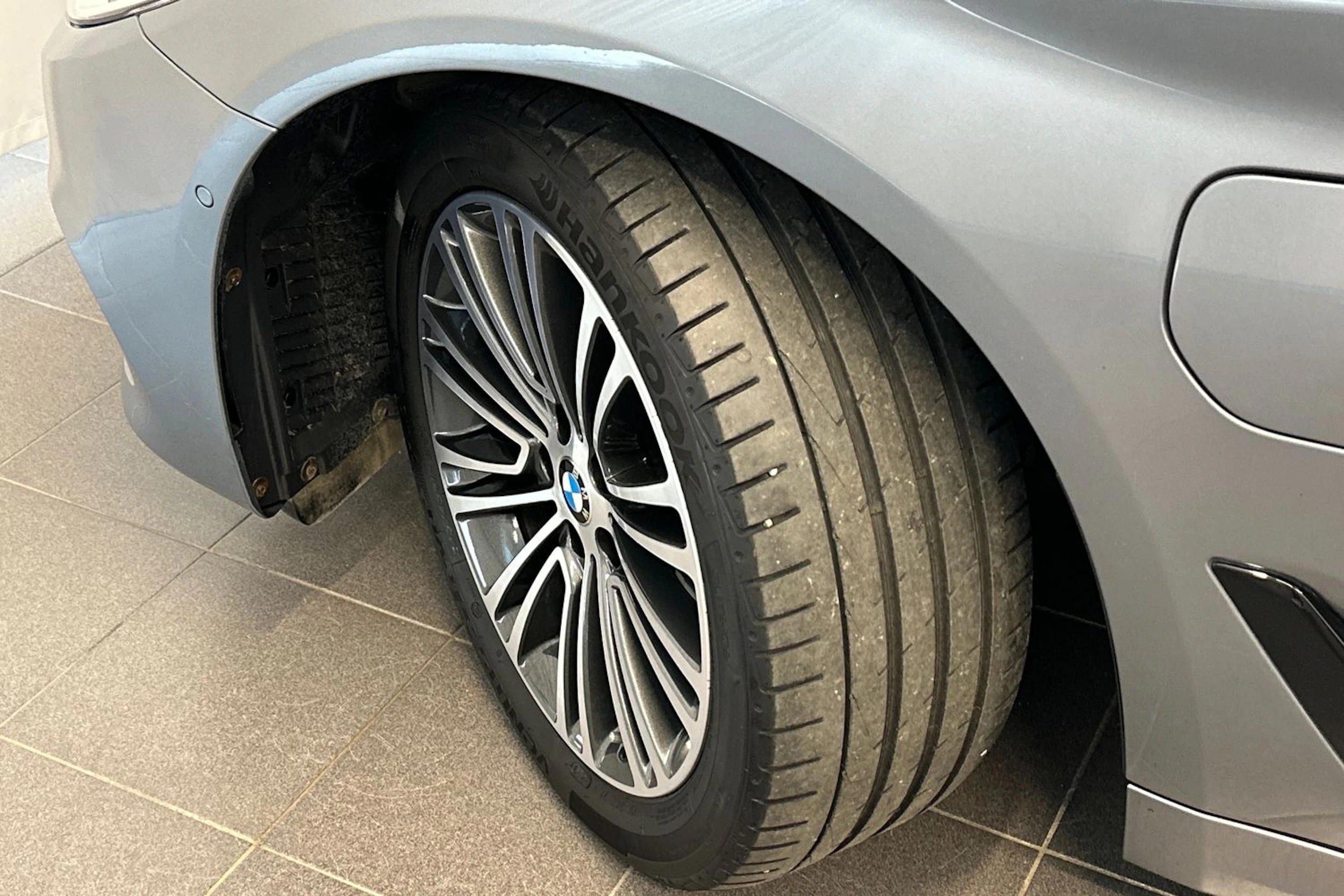 sininen BMW 530 2020 kuva 29.