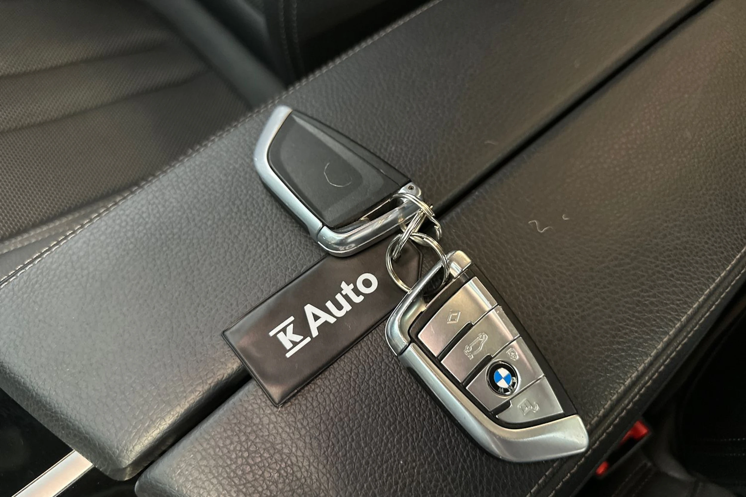 sininen BMW 530 2020 kuva 32.