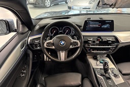 Sininen BMW 530 2019 kuva 7.