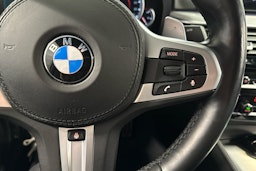 Sininen BMW 530 2019 kuva 13.