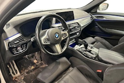 valkoinen BMW 530 2019 kuva 3.