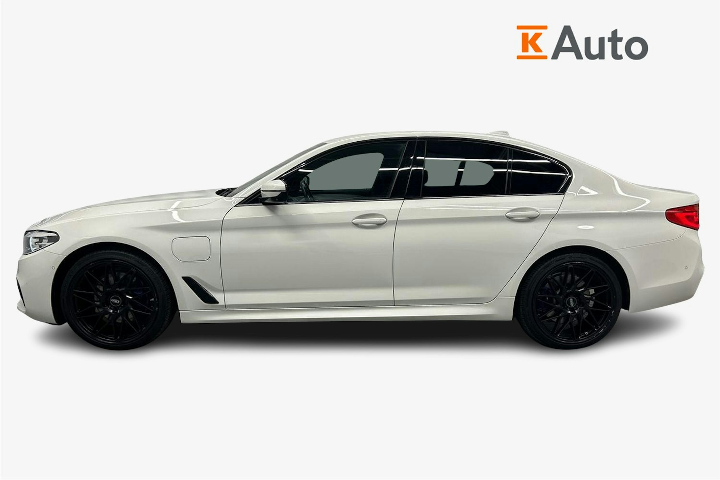 valkoinen BMW 530 2019 kuva 6.