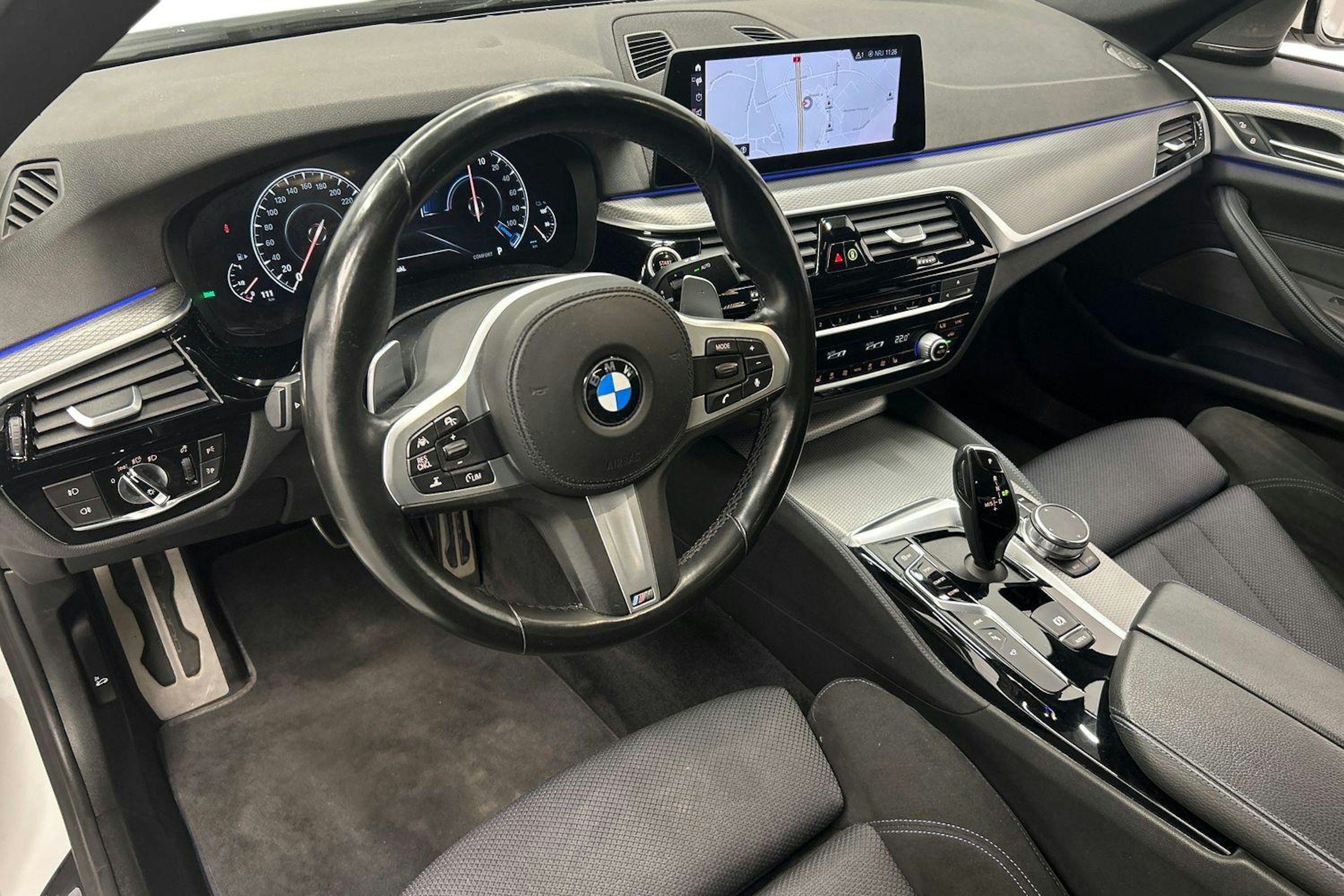 valkoinen BMW 530 2019 kuva 7.