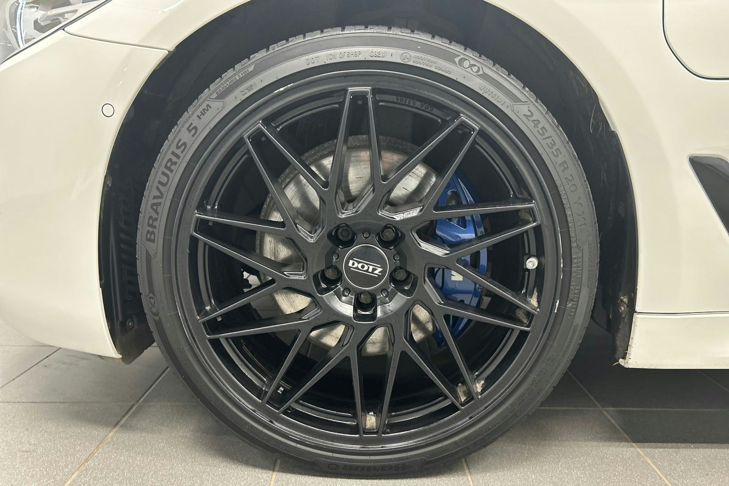 valkoinen BMW 530 2019 kuva 11.