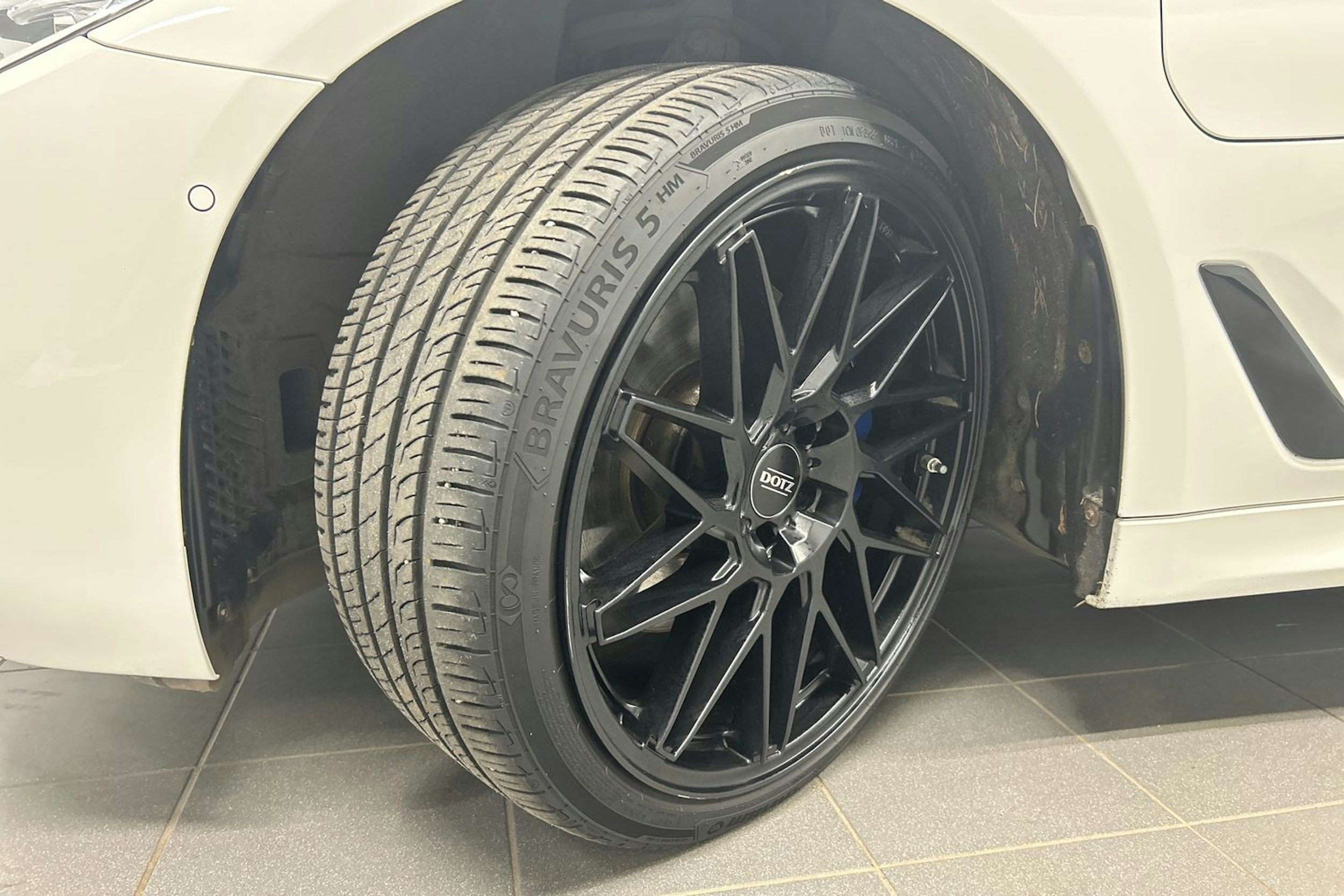 valkoinen BMW 530 2019 kuva 13.