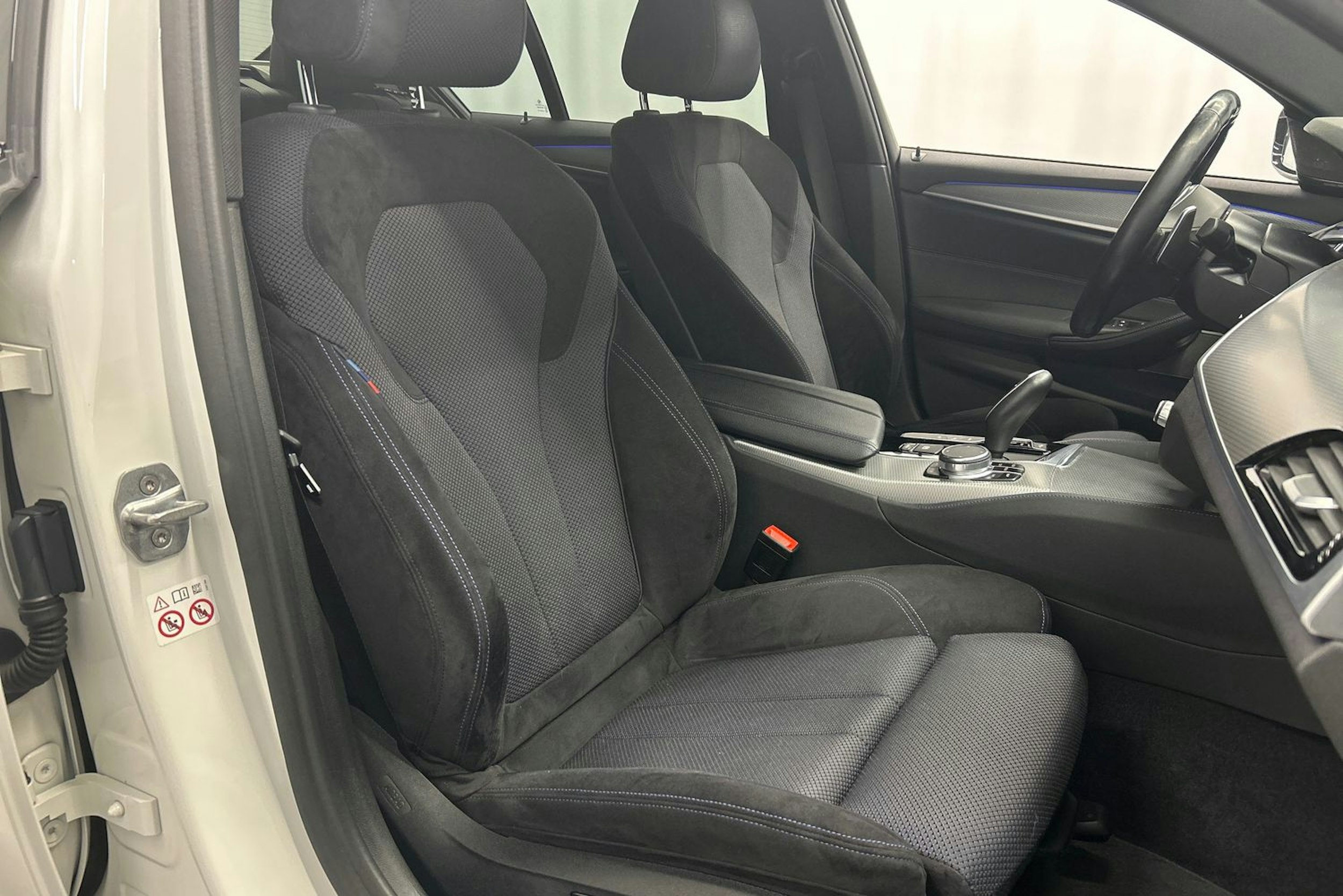 valkoinen BMW 530 2019 kuva 14.