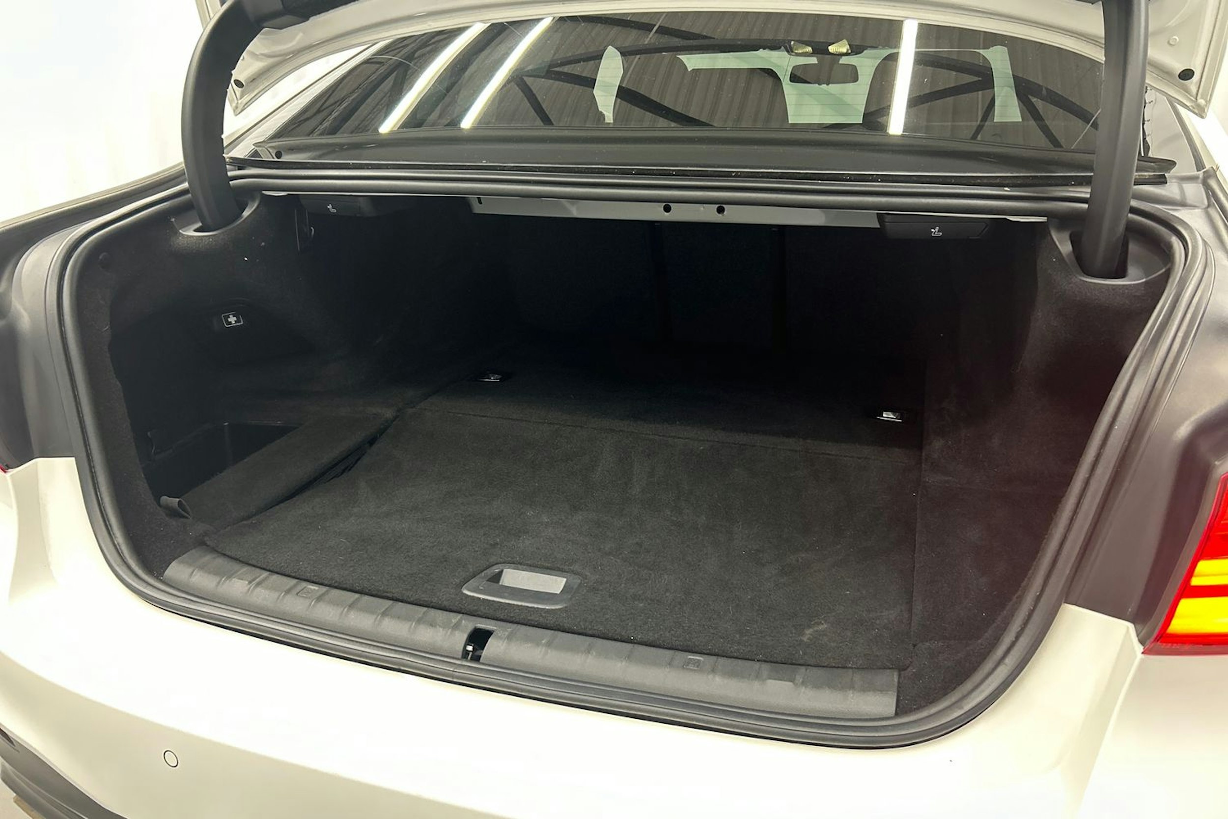 valkoinen BMW 530 2019 kuva 15.