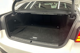 valkoinen BMW 530 2019 kuva 15.