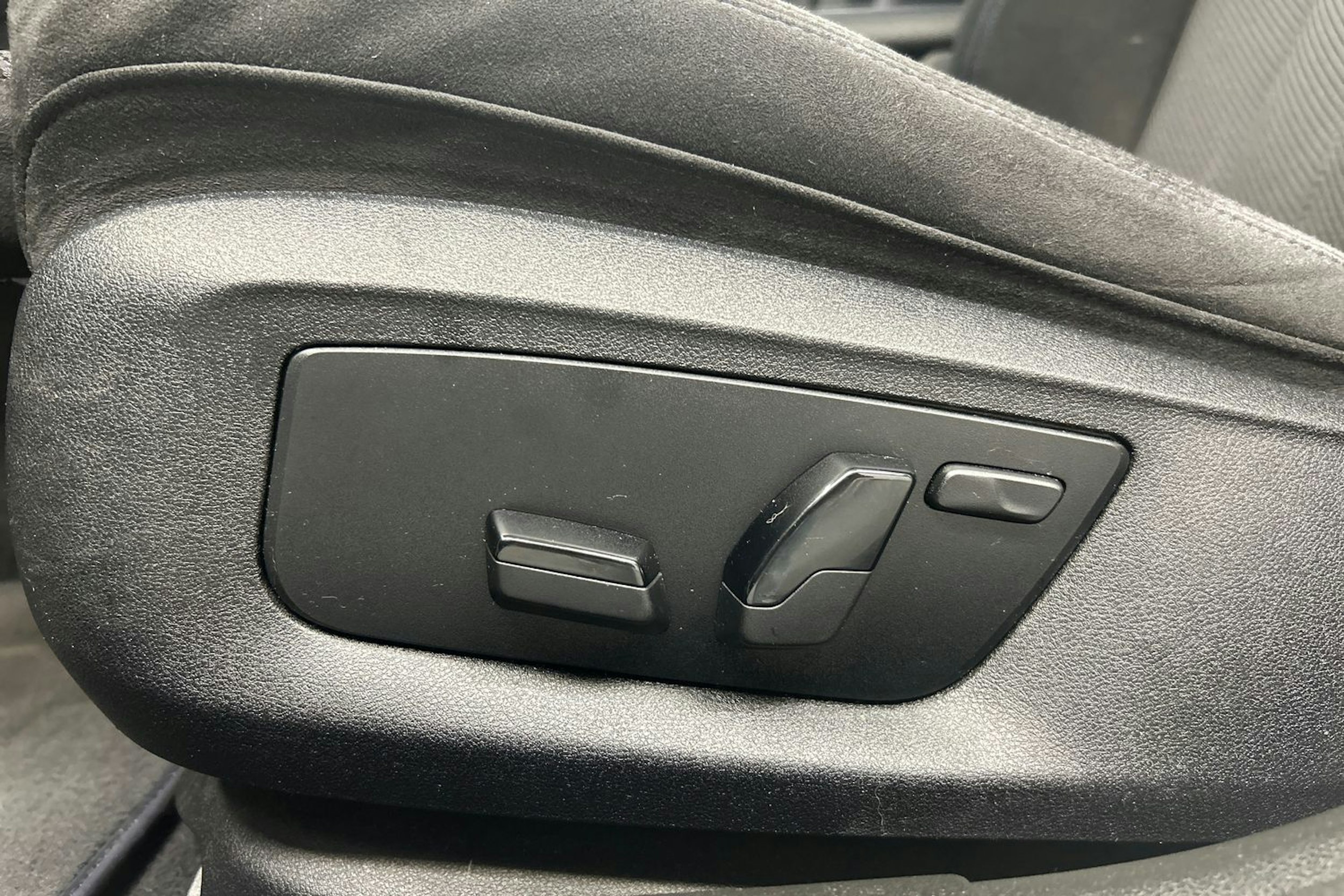 valkoinen BMW 530 2019 kuva 17.