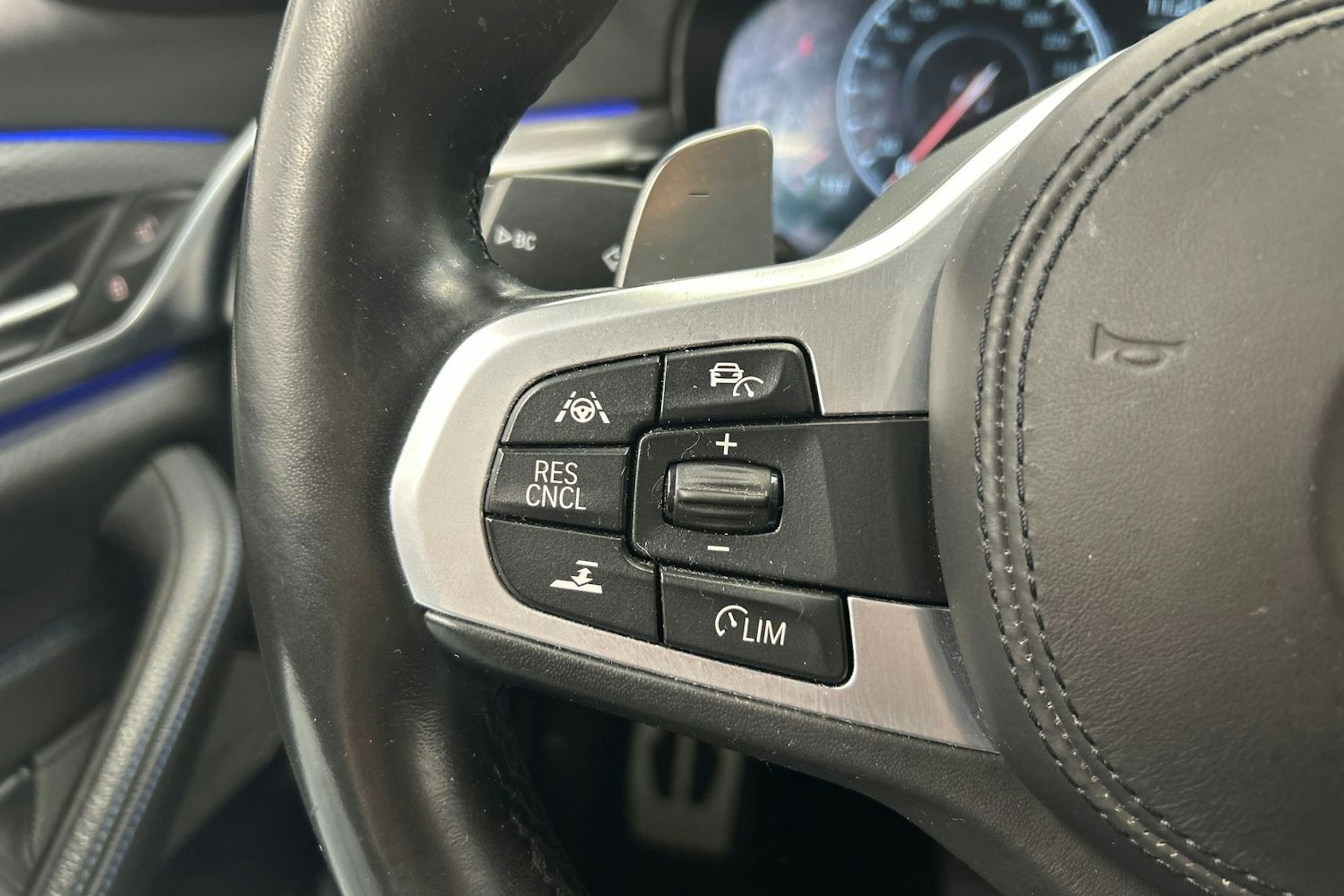 valkoinen BMW 530 2019 kuva 20.