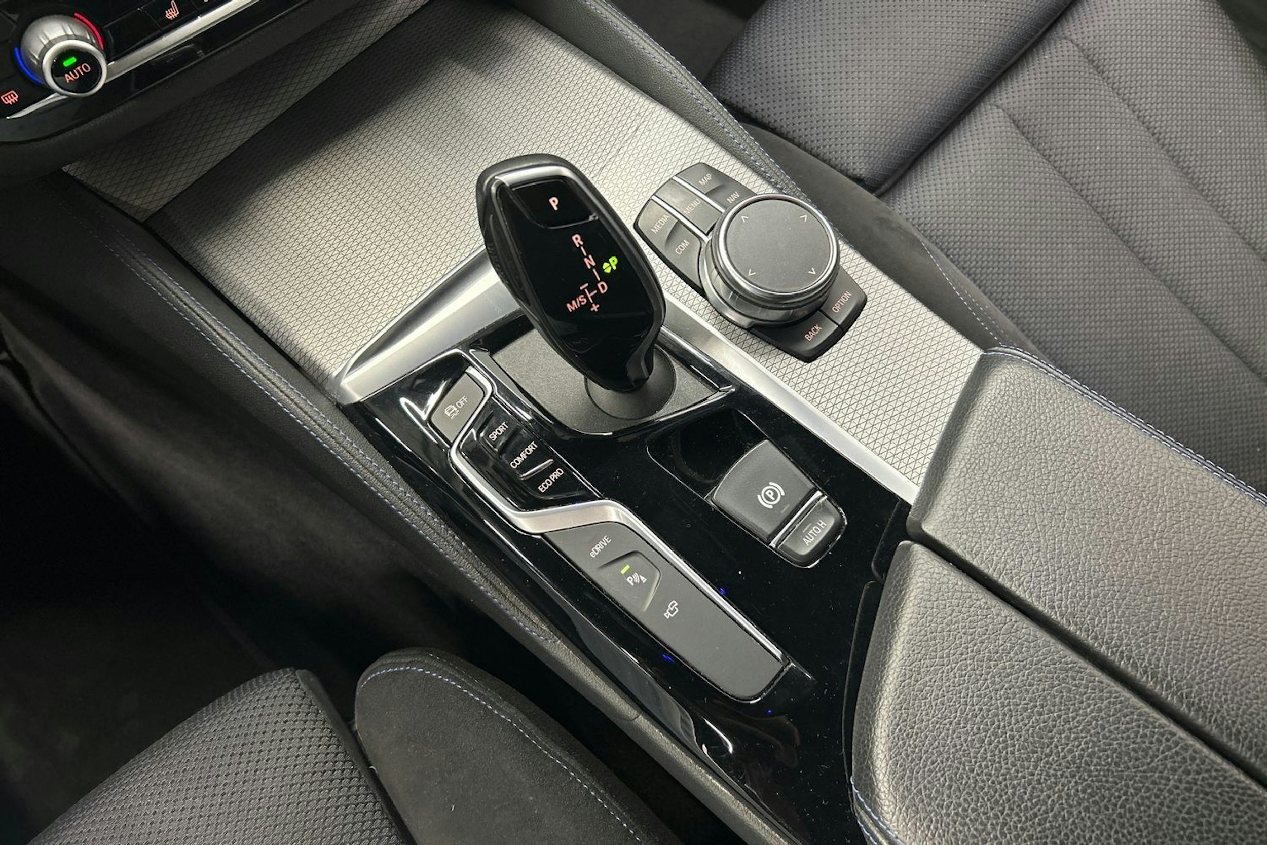 valkoinen BMW 530 2019 kuva 27.