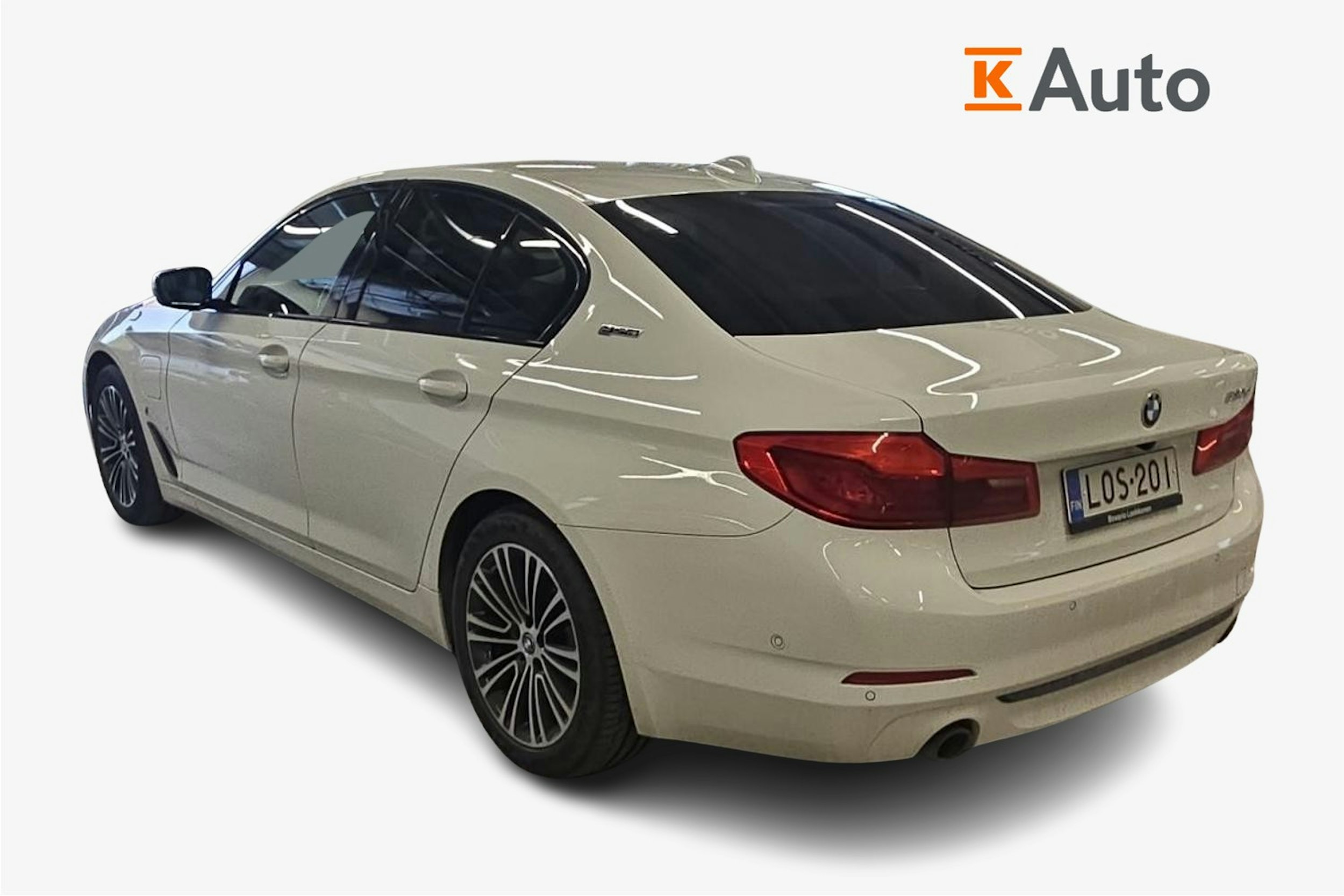 Valkoinen BMW 530 2019 kuva 2.