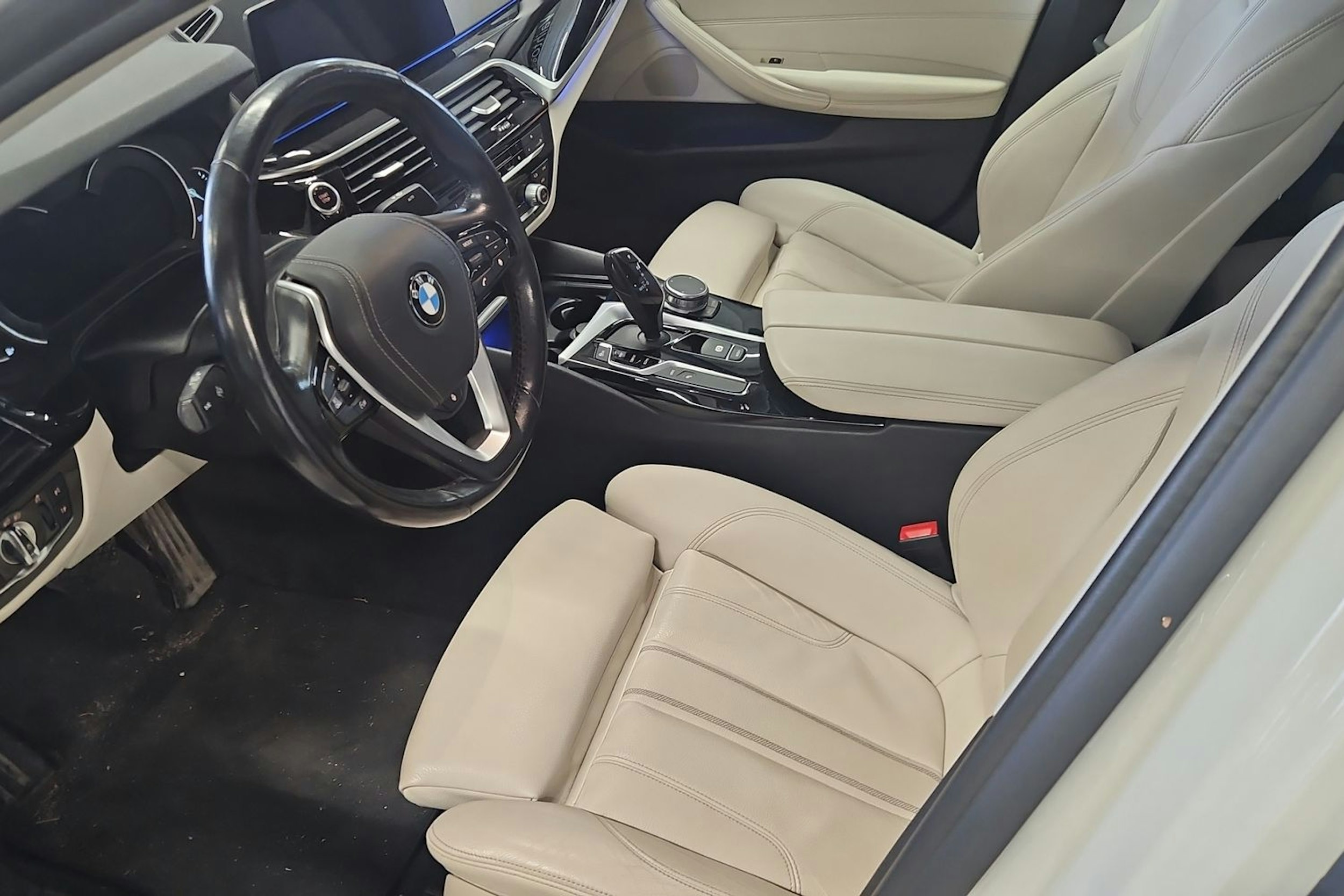 Valkoinen BMW 530 2019 kuva 3.