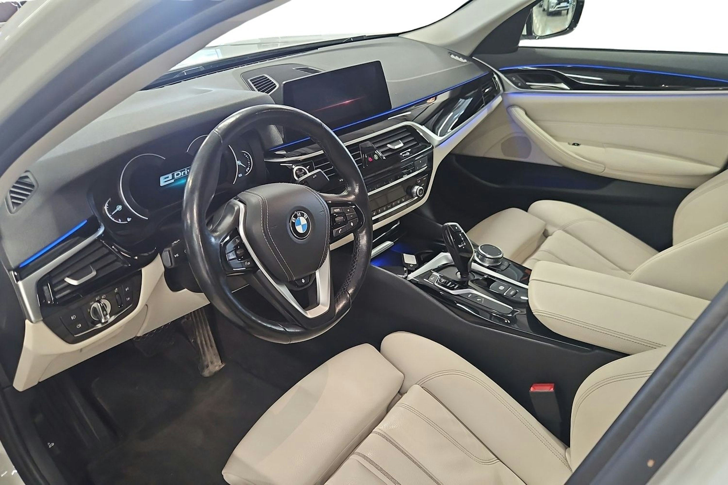 Valkoinen BMW 530 2019 kuva 7.