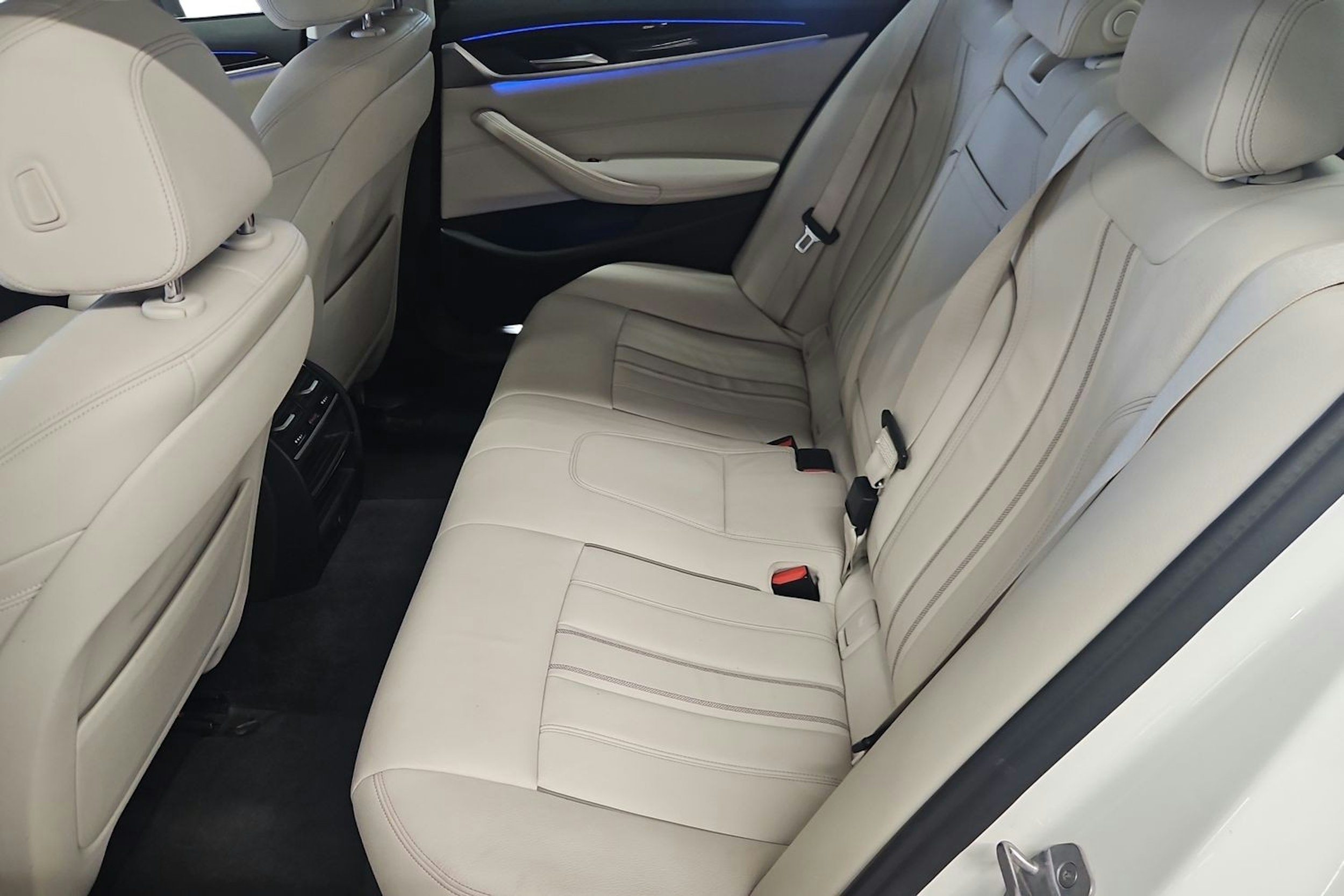 Valkoinen BMW 530 2019 kuva 10.