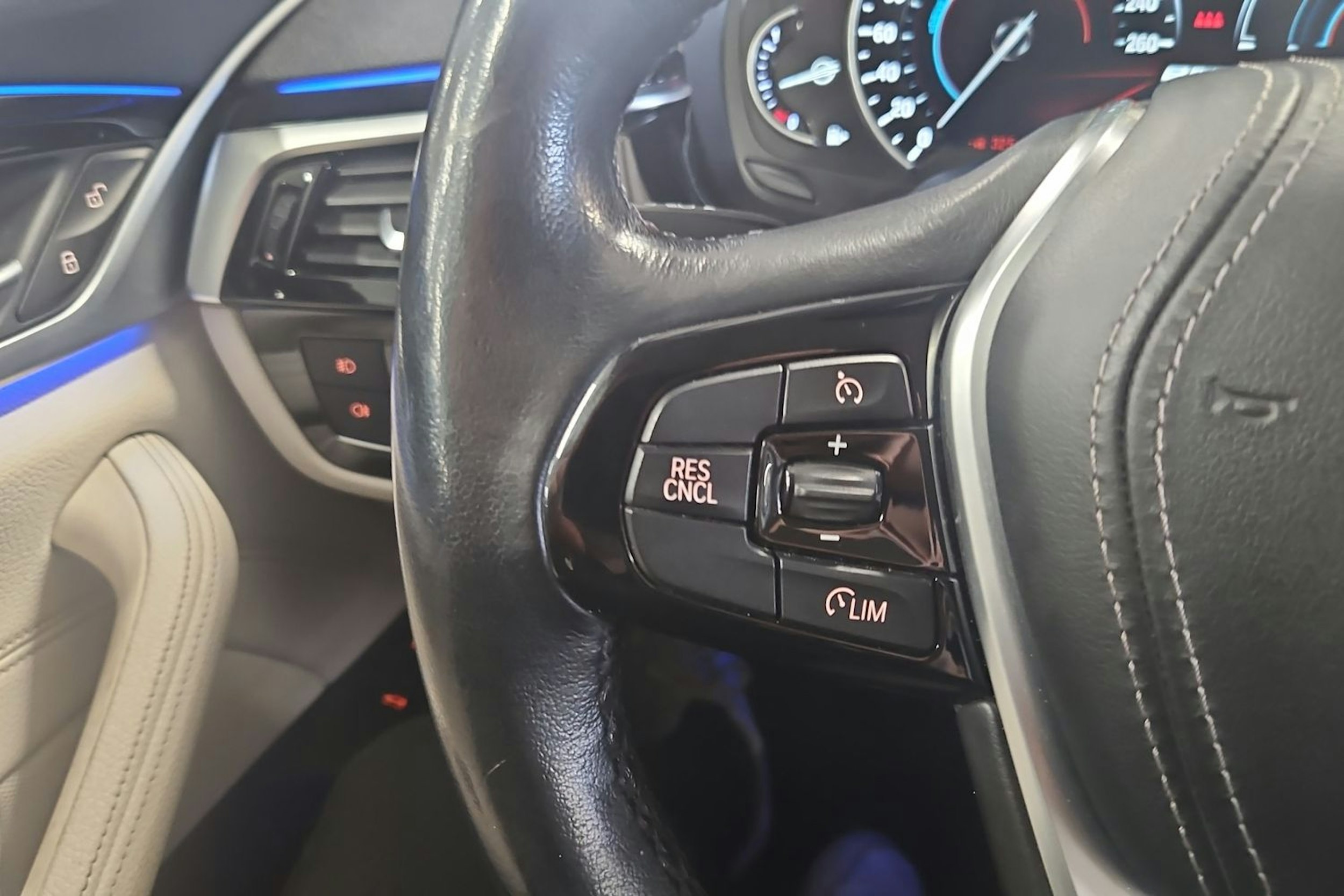 Valkoinen BMW 530 2019 kuva 15.