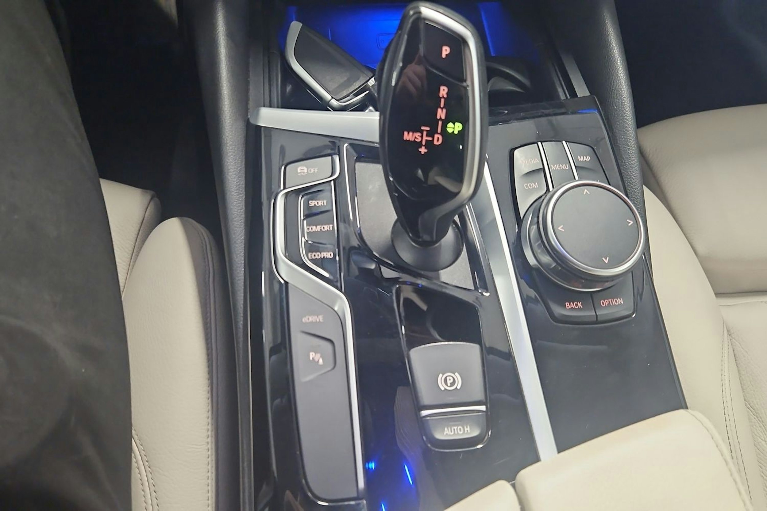 Valkoinen BMW 530 2019 kuva 20.