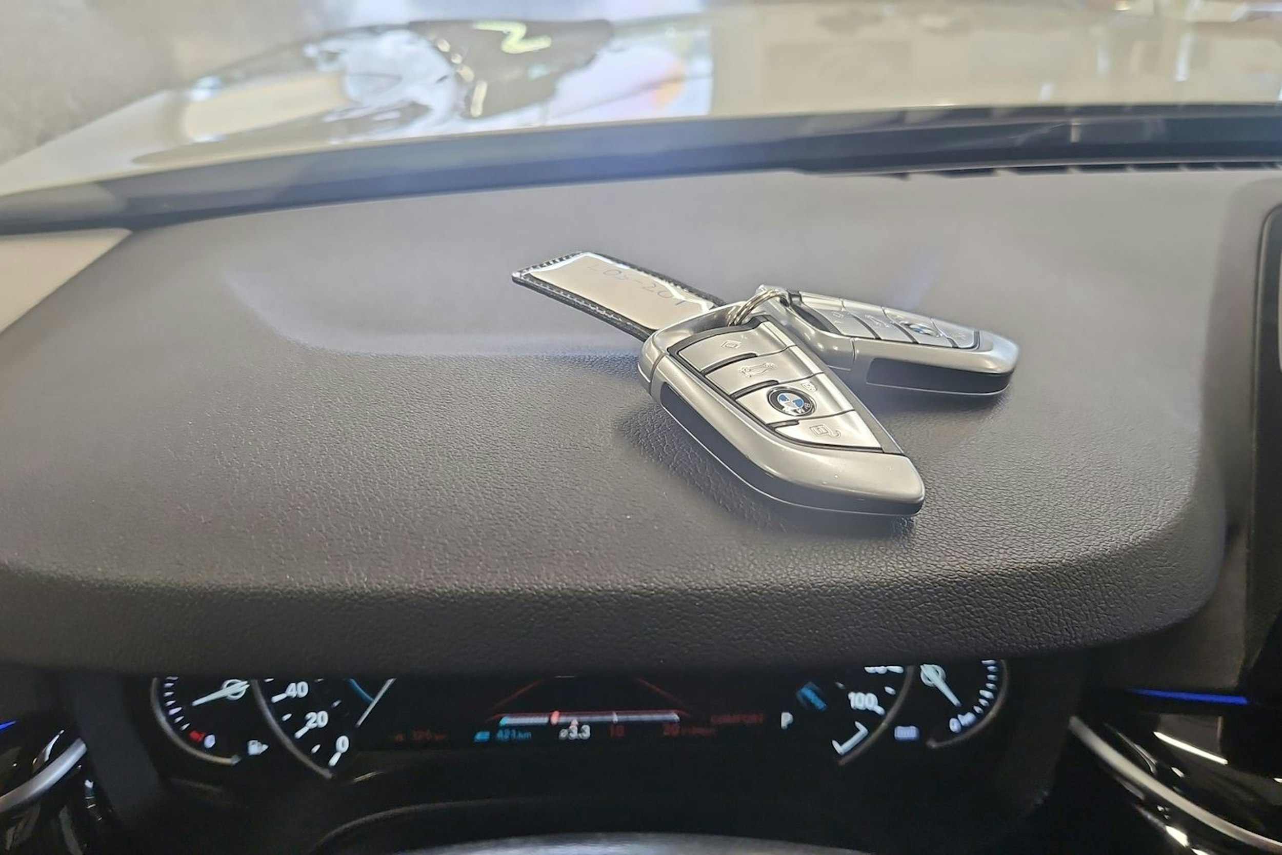 Valkoinen BMW 530 2019 kuva 21.
