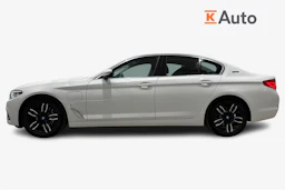 valkoinen BMW 530 2019 kuva 7.
