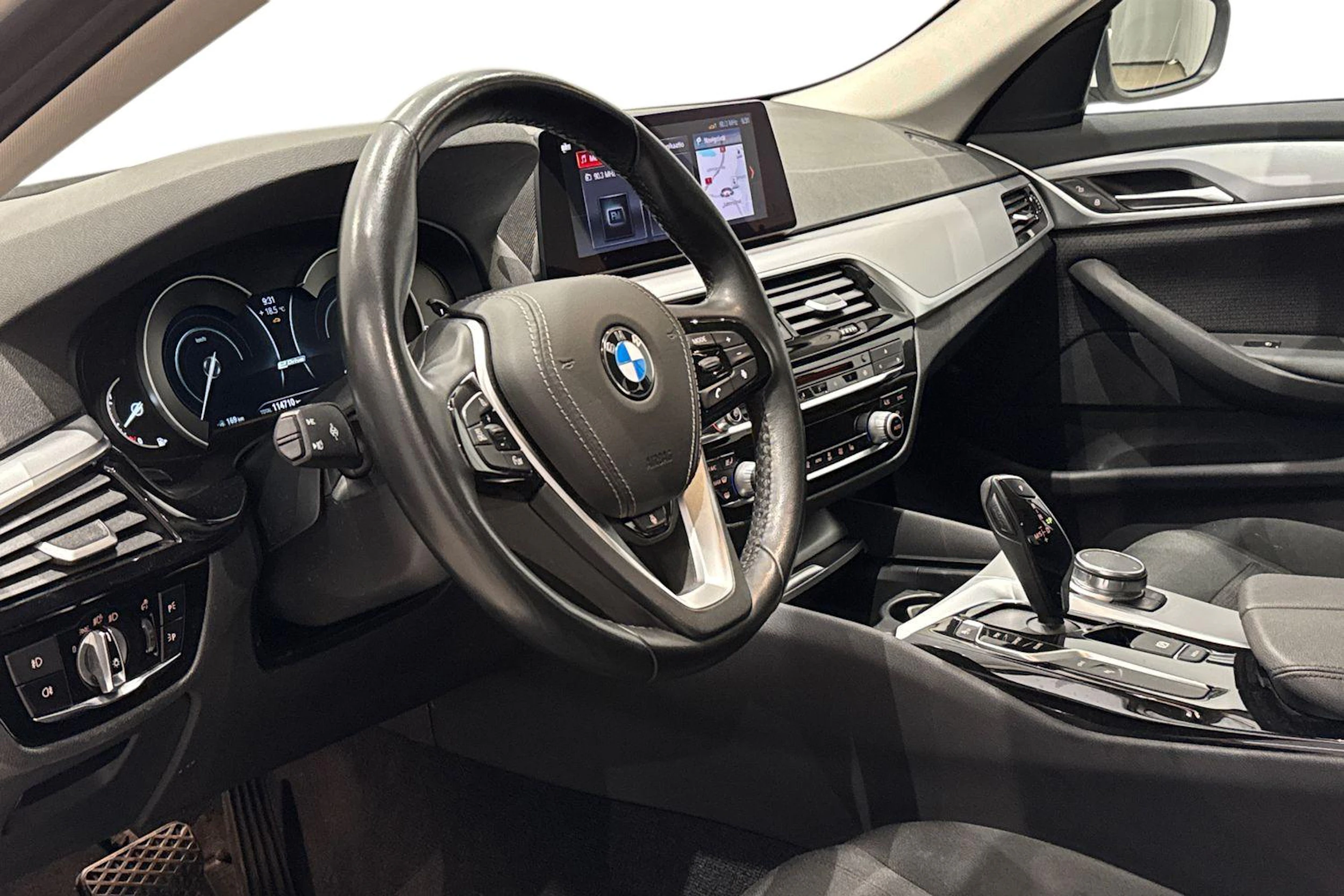 valkoinen BMW 530 2019 kuva 8.