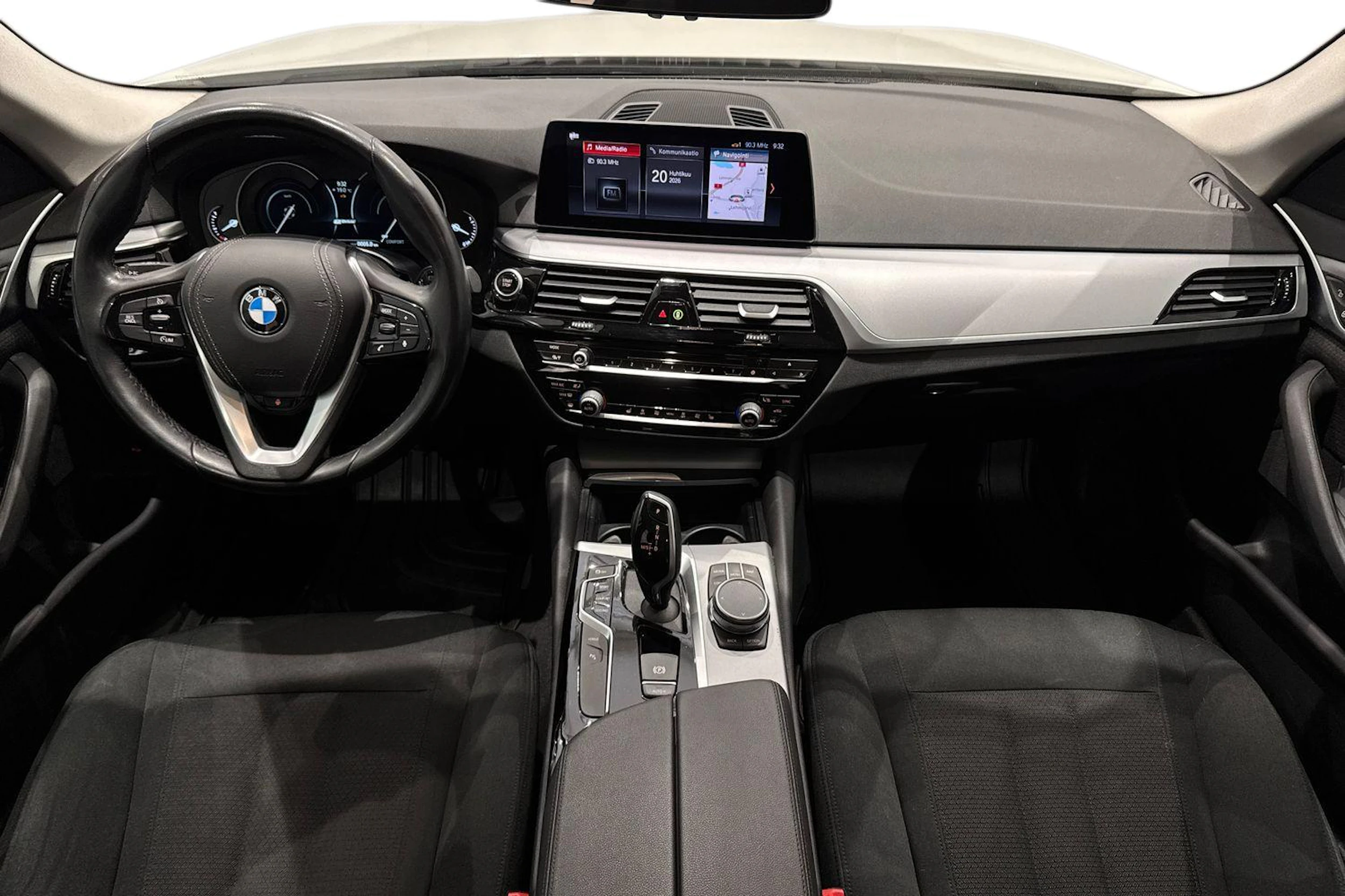valkoinen BMW 530 2019 kuva 9.