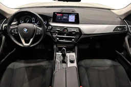 valkoinen BMW 530 2019 kuva 9.