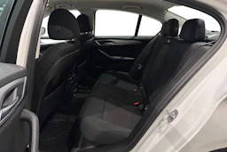 valkoinen BMW 530 2019 kuva 11.