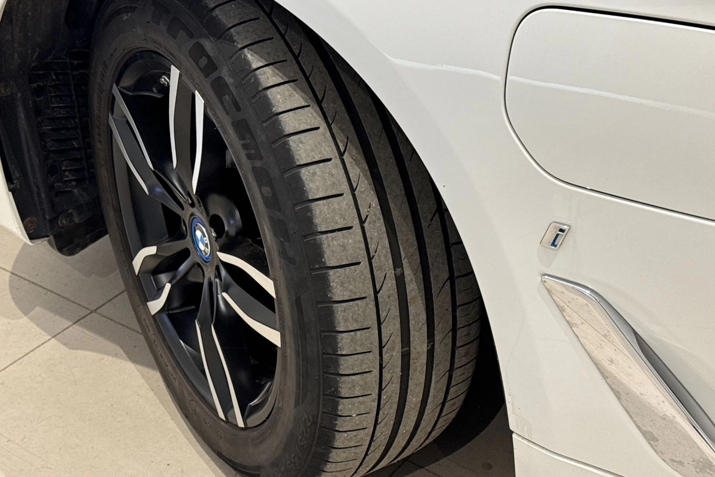 valkoinen BMW 530 2019 kuva 13.