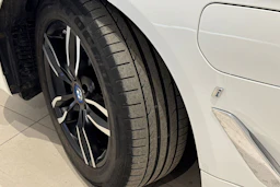 valkoinen BMW 530 2019 kuva 13.
