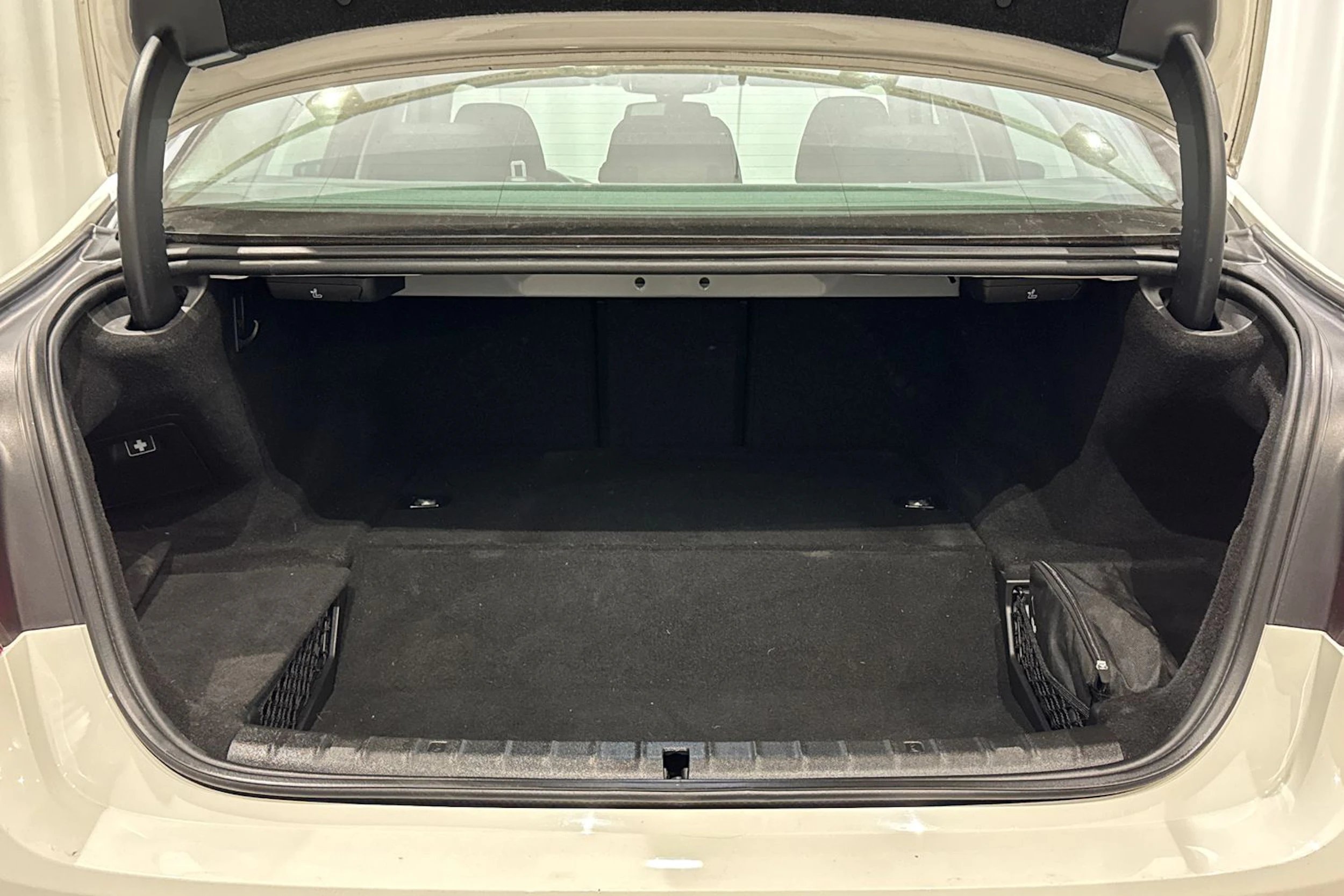 valkoinen BMW 530 2019 kuva 16.