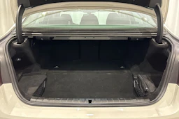 valkoinen BMW 530 2019 kuva 16.
