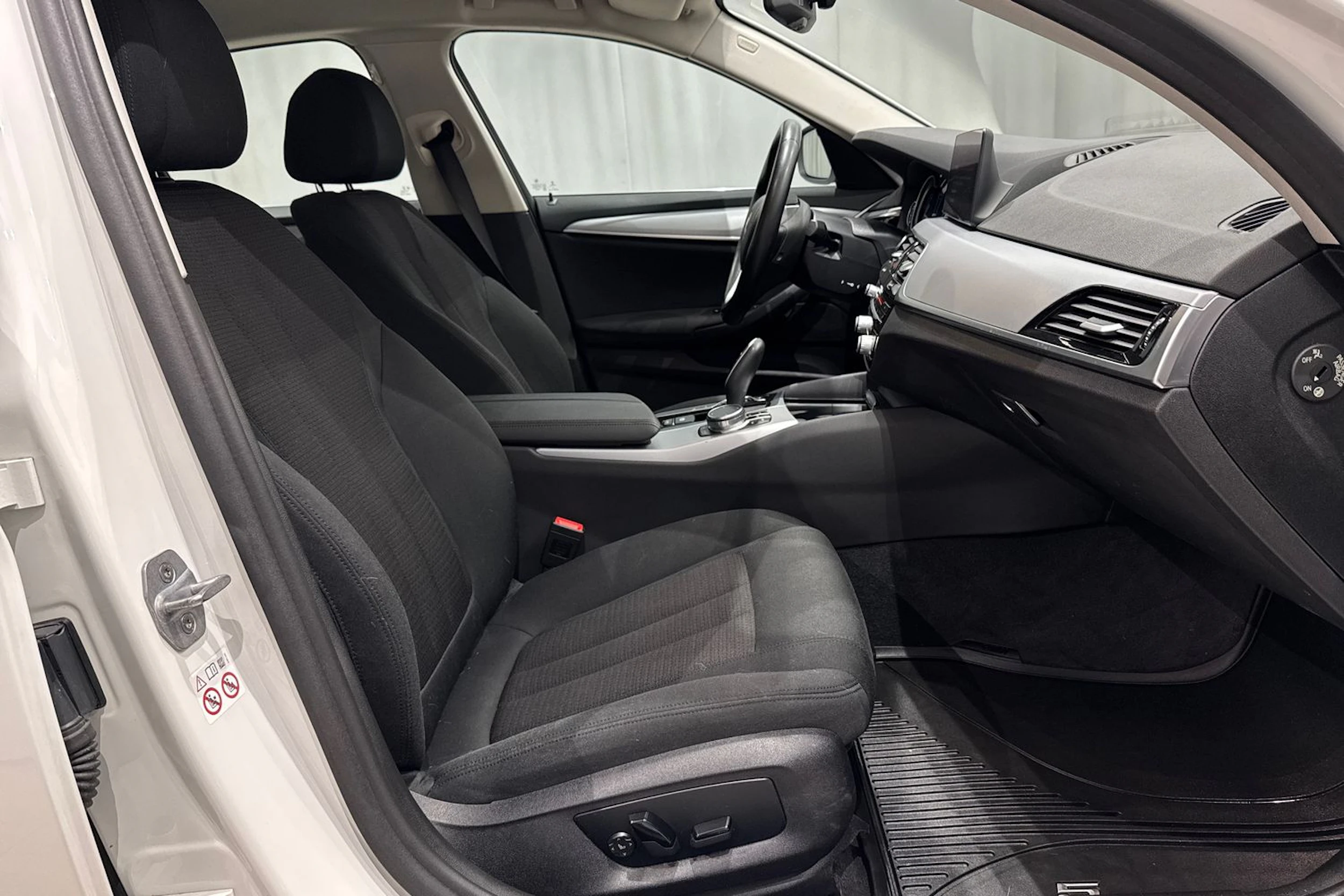 valkoinen BMW 530 2019 kuva 17.