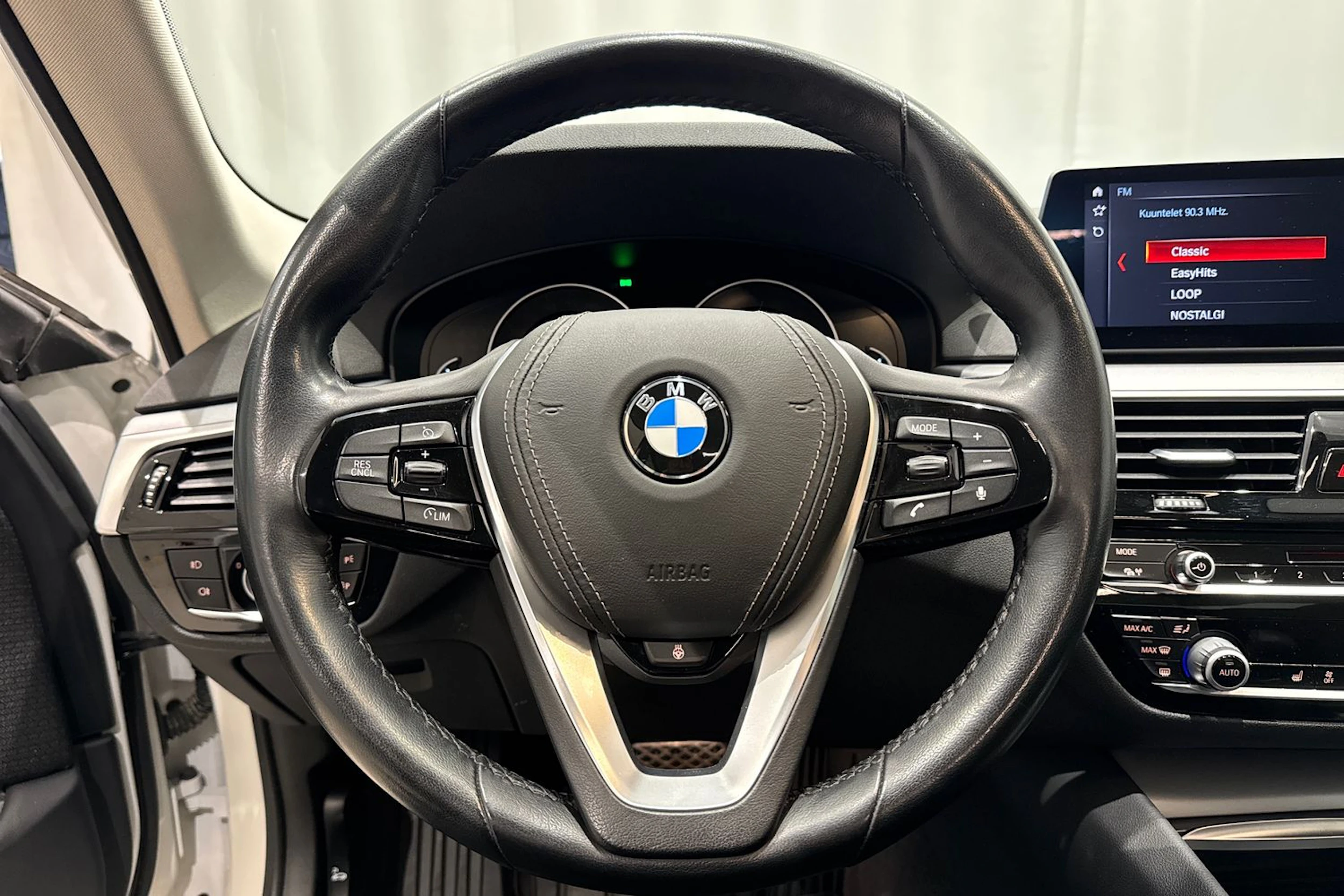 valkoinen BMW 530 2019 kuva 18.