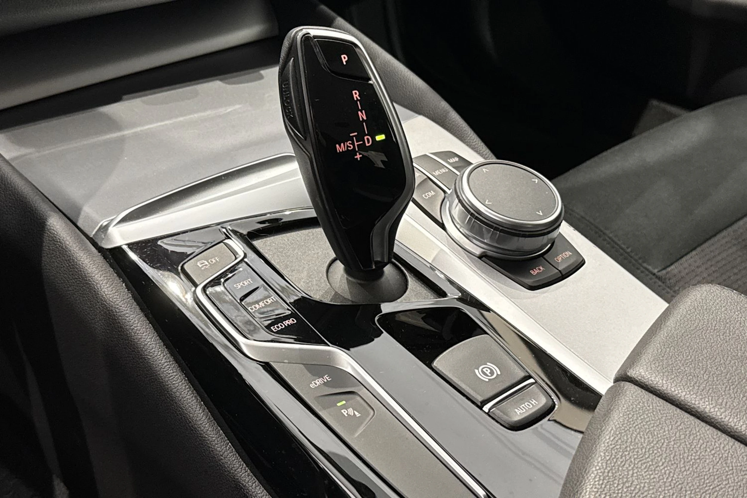 valkoinen BMW 530 2019 kuva 26.