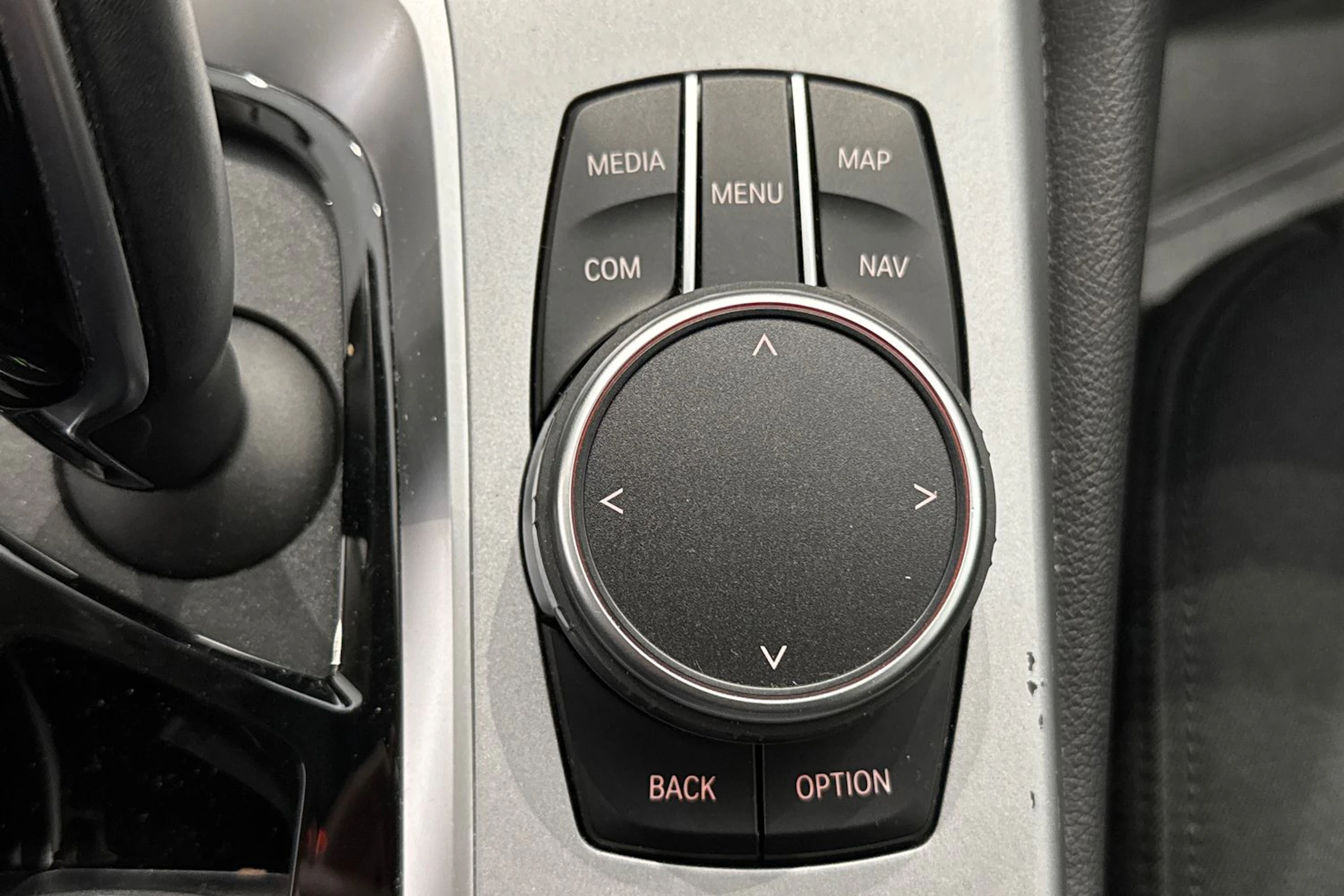 valkoinen BMW 530 2019 kuva 27.