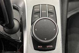 valkoinen BMW 530 2019 kuva 27.