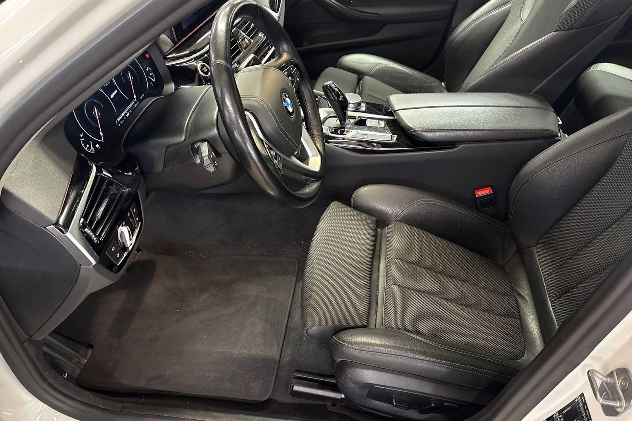 valkoinen BMW 530 2019 kuva 3.