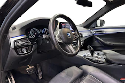 musta BMW 530 2019 kuva 8.