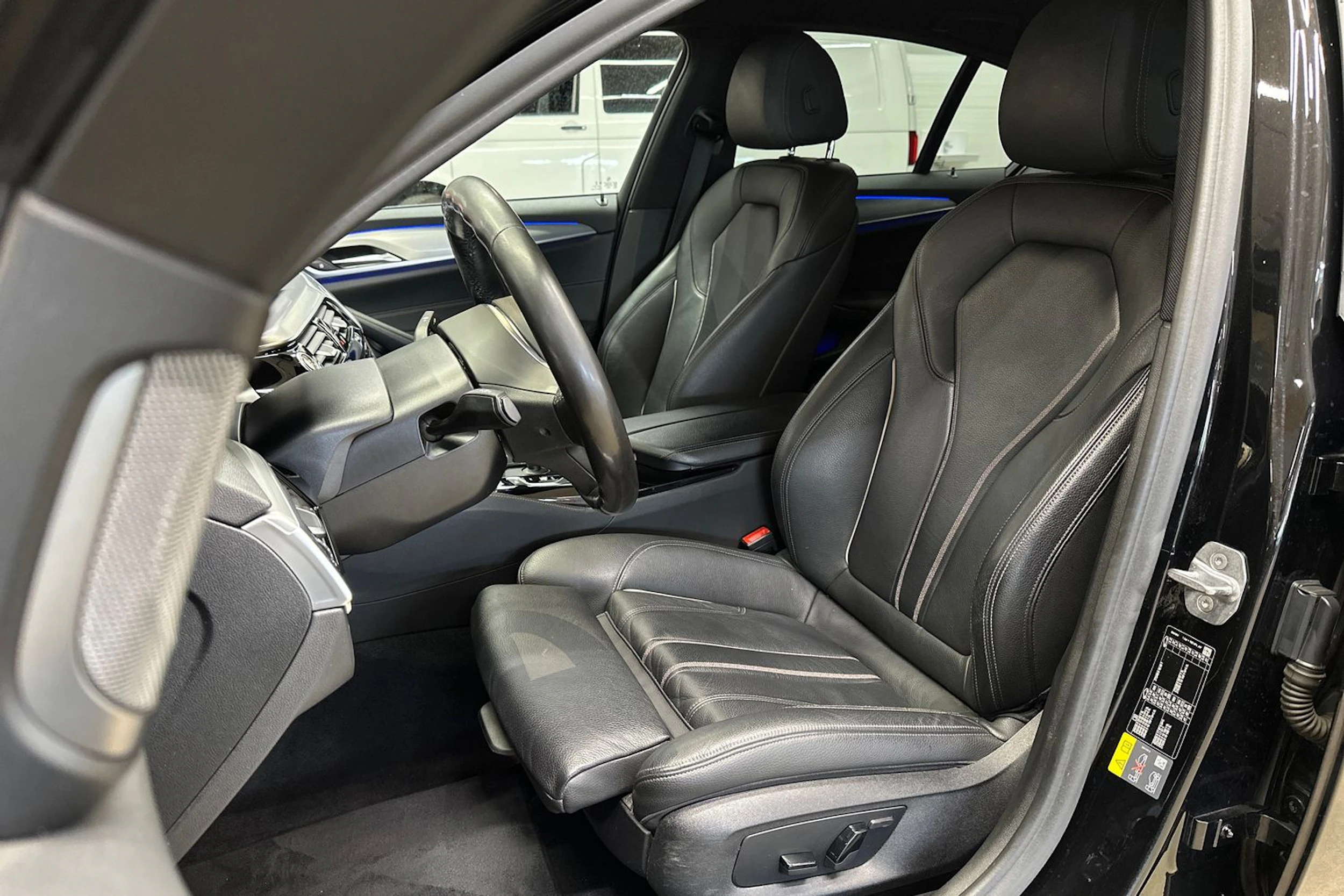 musta BMW 530 2019 kuva 17.