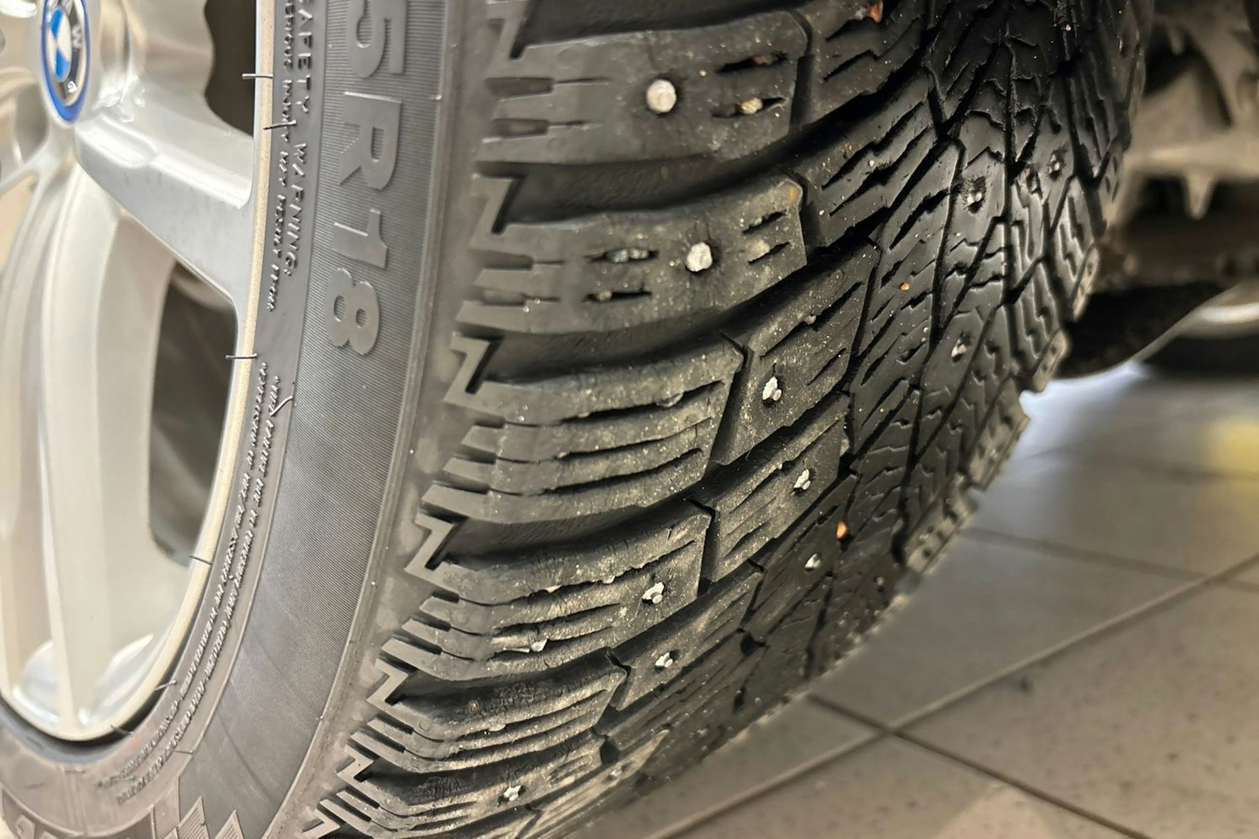 valkoinen BMW 530 2019 kuva 13.